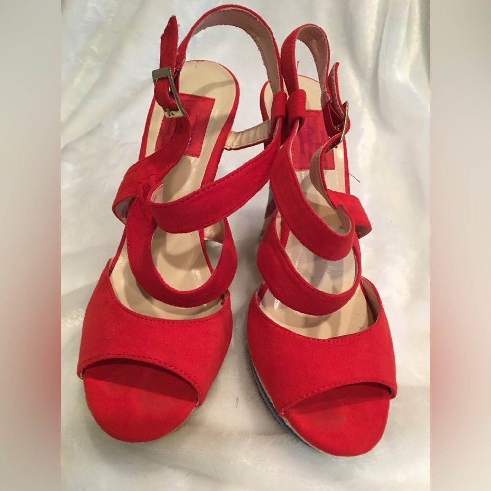 Worn once! Fun in the sun! Bright and beautiful Fahrenheit sandal heel size 8.